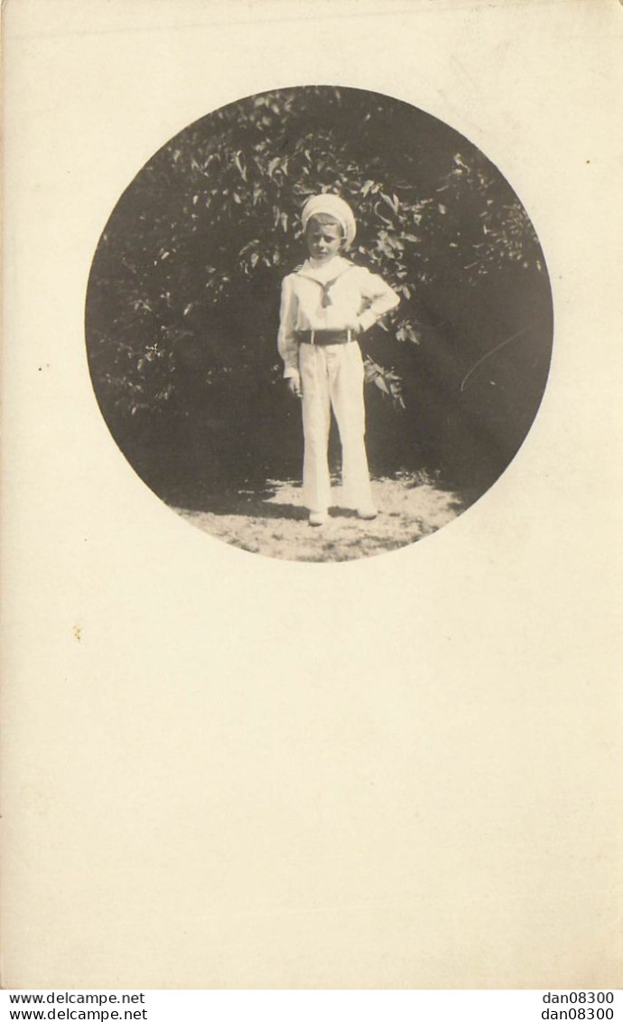 CARTE PHOTO NON IDENTIFIEE REPRESENTANT  UN ENFANT VETU DE BLANC DANS LE JARDIN - To Identify