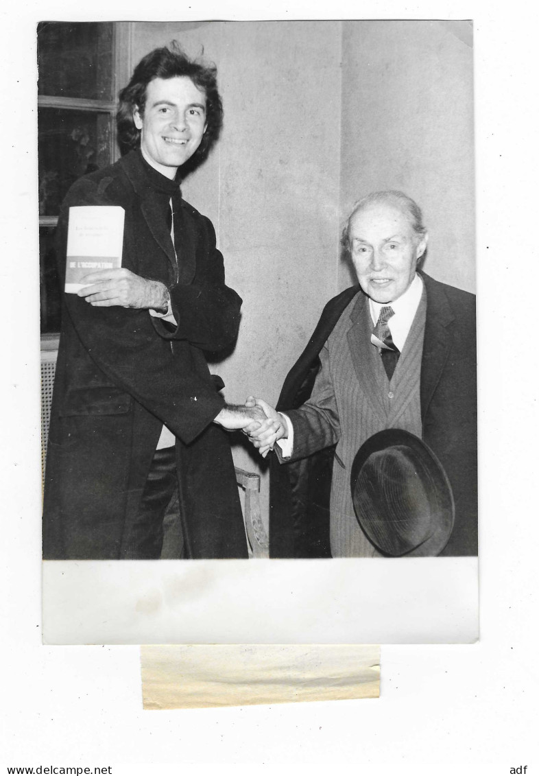 PHOTO DE PRESSE 1972 MAURICE GENEVOIS FELICITE PATRICK MODIANO, PRIX DU ROMAN DE L'ACADEMIE FRANCAISE - Photos