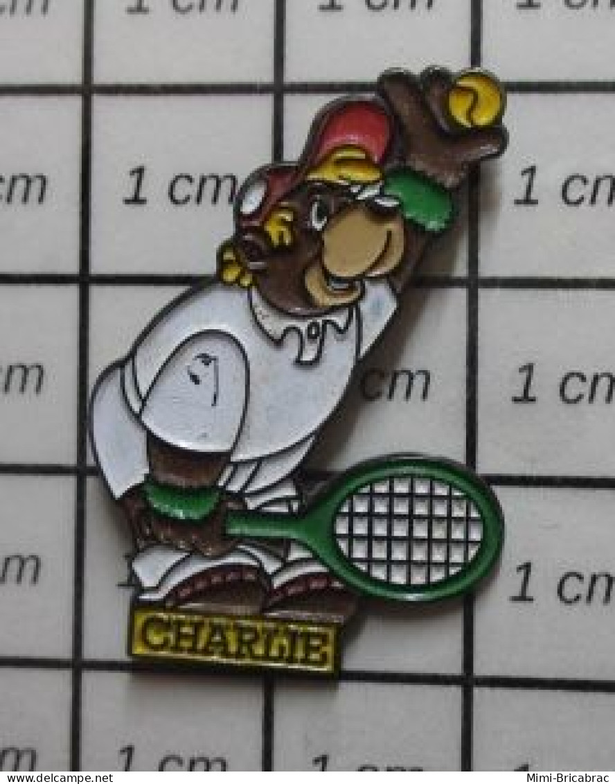 712F Pin's Pins / Beau Et Rare / THEME : ANIMAUX / OURS  CHARLIE TENNIS - Dieren