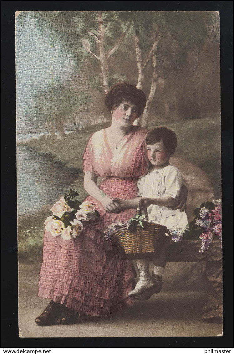 Foto AK Frauen Mutter & Tochter Auf Bank Innig Mit Blumen, DEGGENDORF 16.5.1918 - Mode