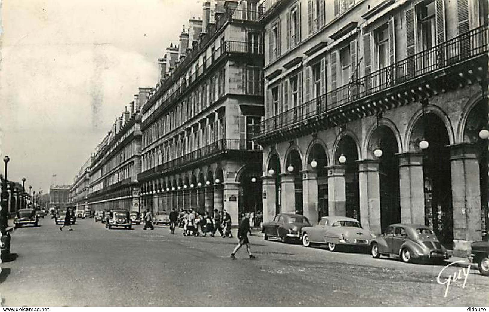 Automobiles - Paris - La Rue De Rivoli Et Ses Arcades, à Hauteur Du Iardin Des Tuileries - CPSM Format CPA - Voir Timbre - Passenger Cars