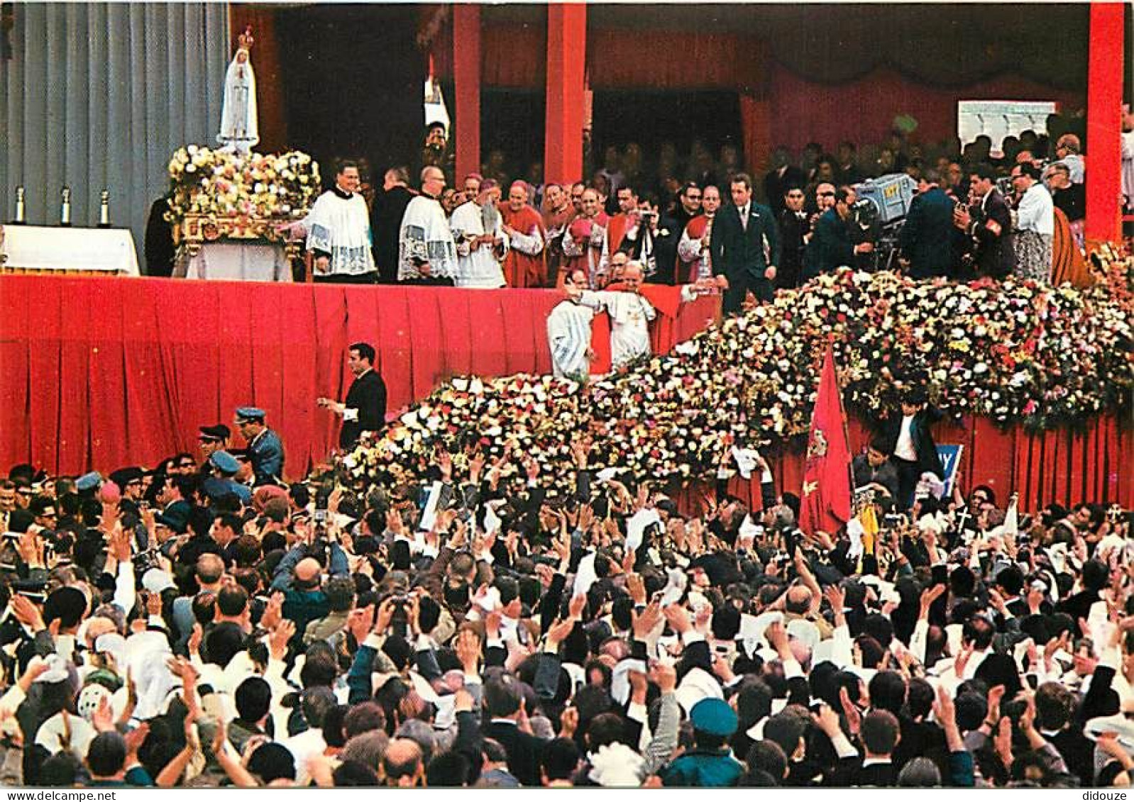 Portugal - Fatima - 13 De Maio 1967 - Paulo VI, Saudando De Braços Abertos A Muitldào - Paul VI Saluant à La Multitude,  - Santarem