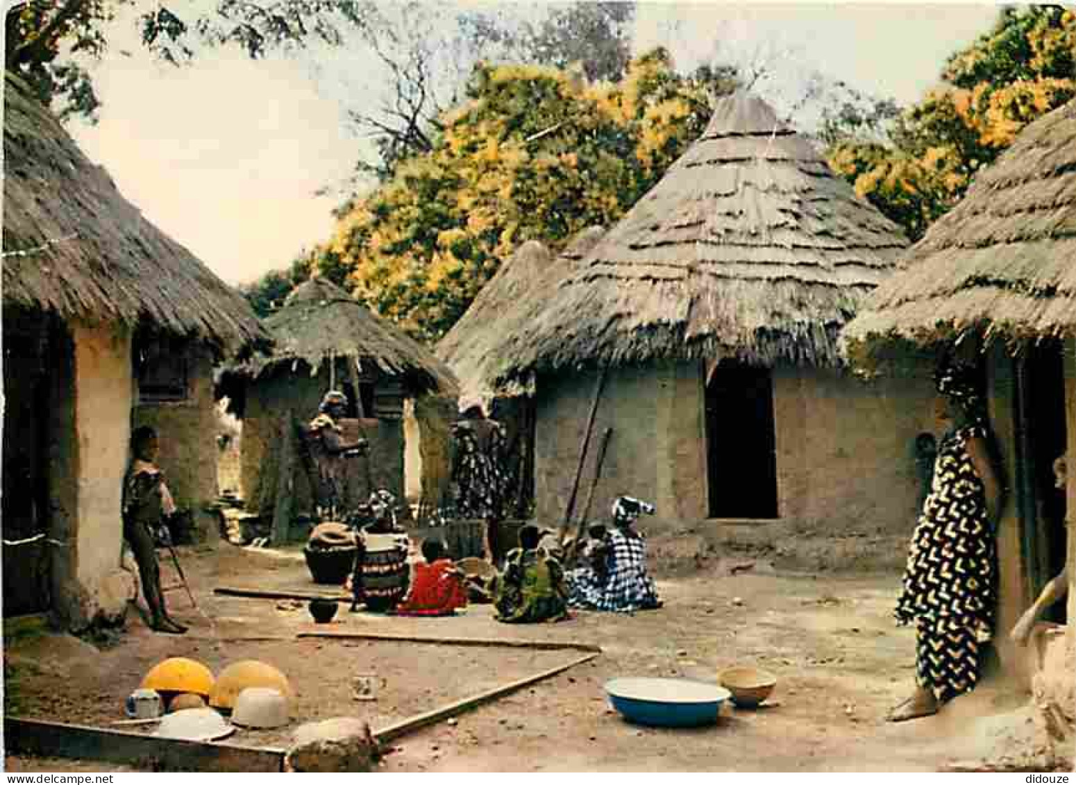 Afrique - L'Afrique En Couleurs - Village Africain - CPM - Voir Scans Recto-Verso - Non Classés