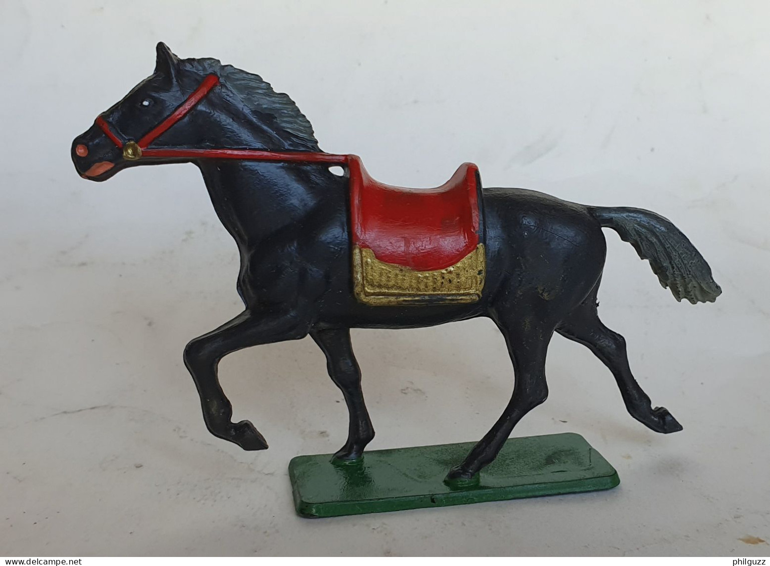 FIGURINE STARLUX CHEVAL MEDIEVAL ROBE NOIRE SELLE ROUGE 1966 - Starlux