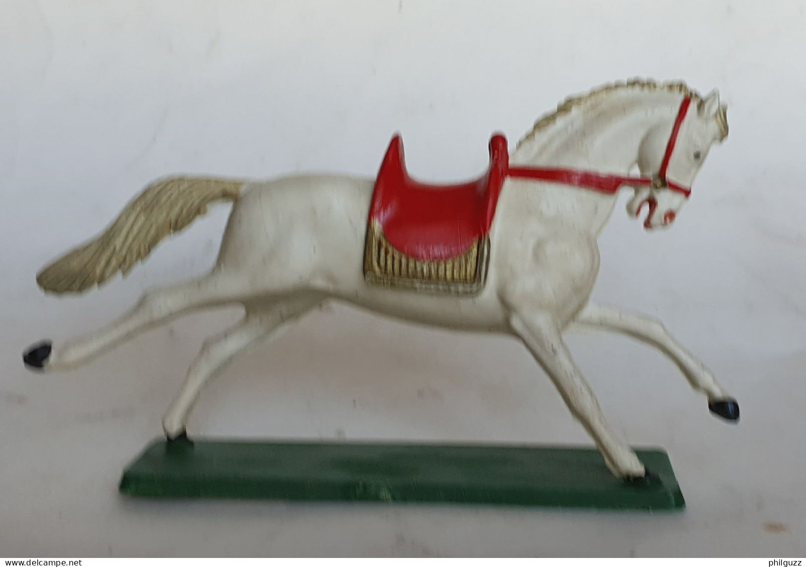 FIGURINE STARLUX CHEVAL MEDIEVAL ROBE BLANCHE SELLE ROUGE 1966 - Starlux