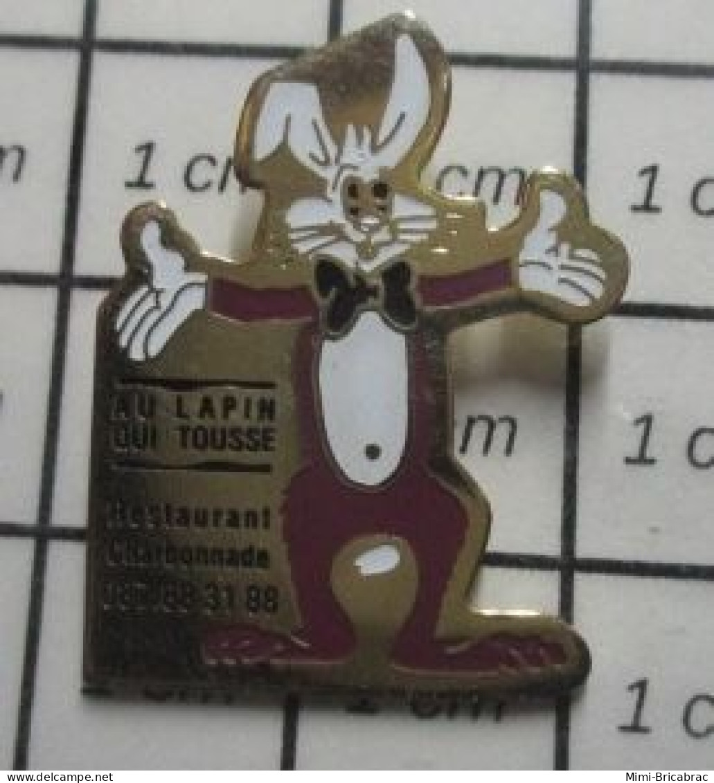 1920 Pin's Pins / Beau Et Rare / ALIMENTATION / AU LAPIN QUI TOUSSE RESTAURANT CHARBONNADE - Levensmiddelen