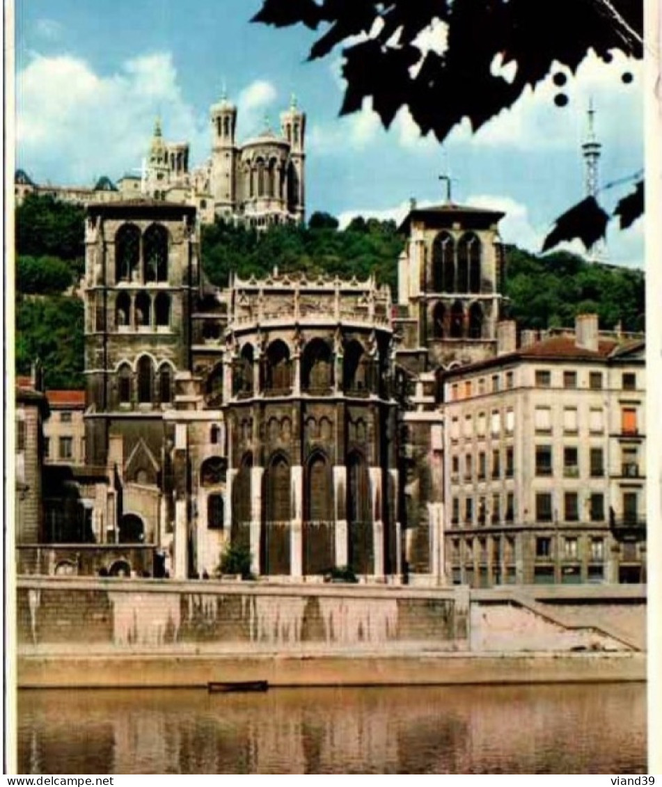 LYON. - La Primatiale Saint Jean Et La Colline De Fourvière       Carte Format 17,5  X. 12,5 Cm - Lyon 5