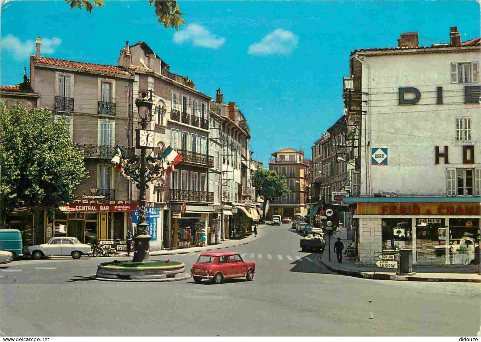 Automobiles - Aubagne - Carrefour Et Rue De La République - Central Bar Tabac - CPM - Voir Scans Recto-Verso - Turismo