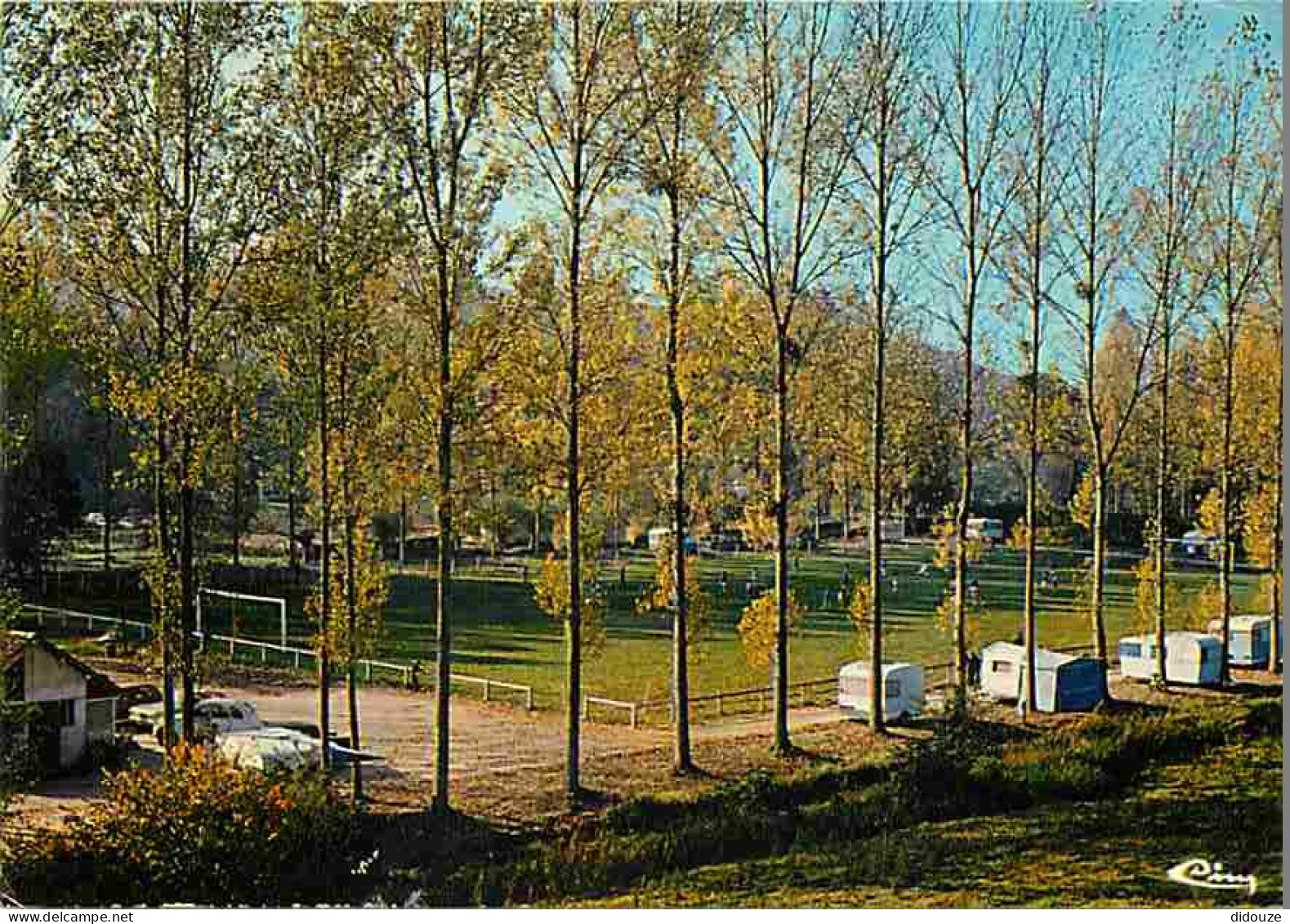 27 - Lyons La Forêt - Le Camping - Le Terrain De Sports - Automobiles - CPM - Voir Scans Recto-Verso - Lyons-la-Forêt