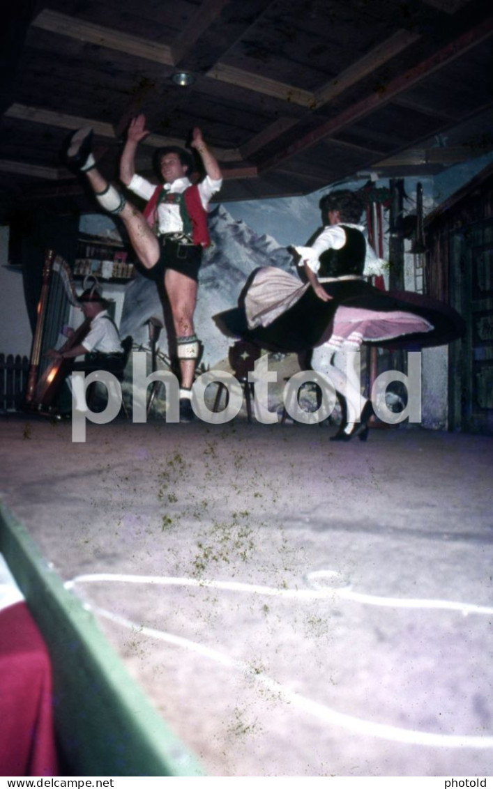 4 SLIDES SET 1980s COSTUME FOLK DANCE AUSTRIA AMATEUR 35mm DIAPOSITIVE SLIDE Not PHOTO No FOTO NB3956 GAY INTEREST - Diapositives (slides)