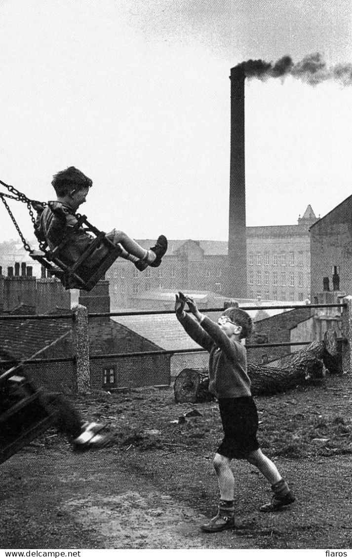 "Children At Play, Leeds, May 1955" Clothing Industry, Female Labour Workforce, Victorian, Britain [CPM Nostalgia Card] - Groupes D'enfants & Familles