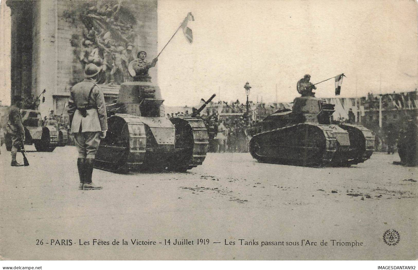 MILITARIA #MK48629 PARIS LES FETES DE LA VICTOIRE 14 JUILLET 1919 LES TANKS PASSANT SOUS L ARC DE TRIOMPHE - Equipment