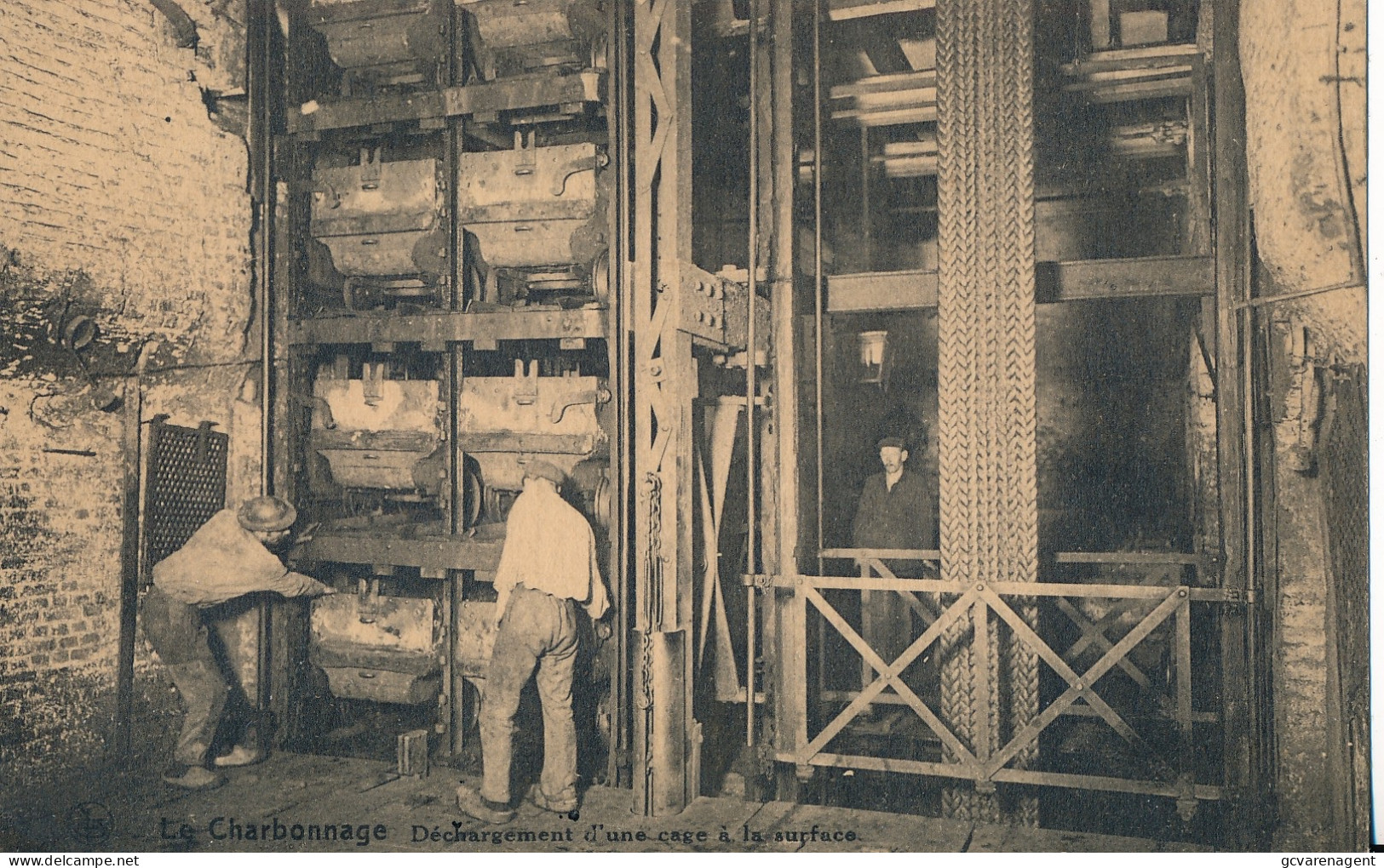 LE CHARBONNAGE    DECHARGEMENT D'UNE CAGE A LA SURFACE                     2 AFBEELDINGEN - Mines