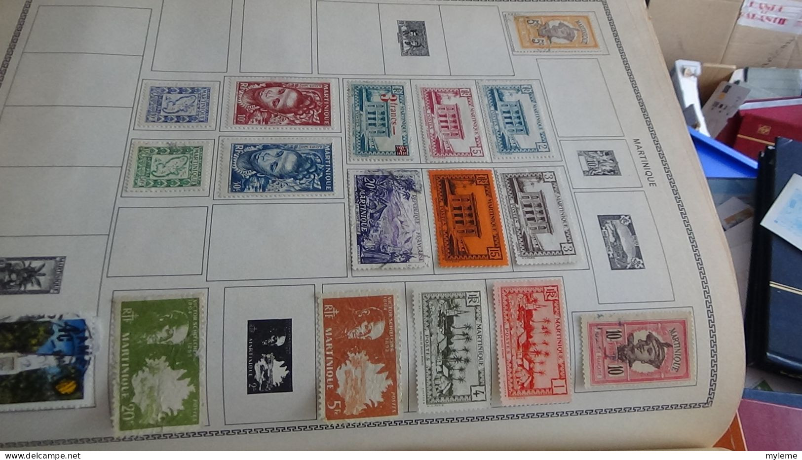 AZ146 Album de timbres oblitérés (toutes les photo n'ont pas été prises + plaquette de timbres ** de France. A saisir !!