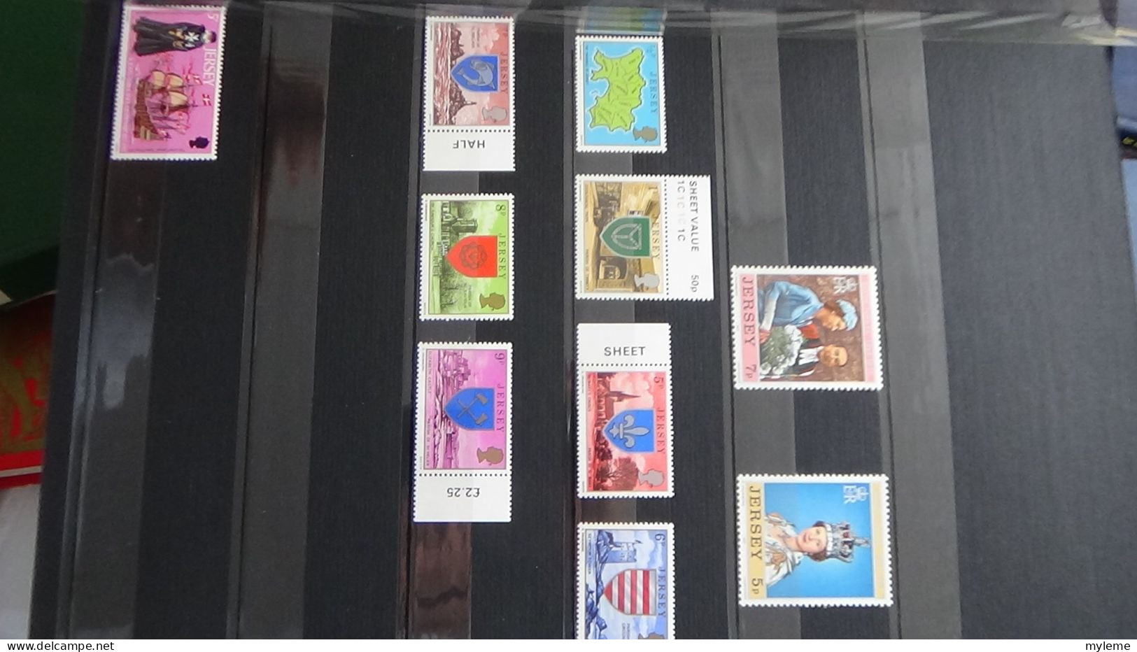 AZ147 Album de timbres oblitérés et *de divers pays + plaquette de timbres ** de France. A saisir !!