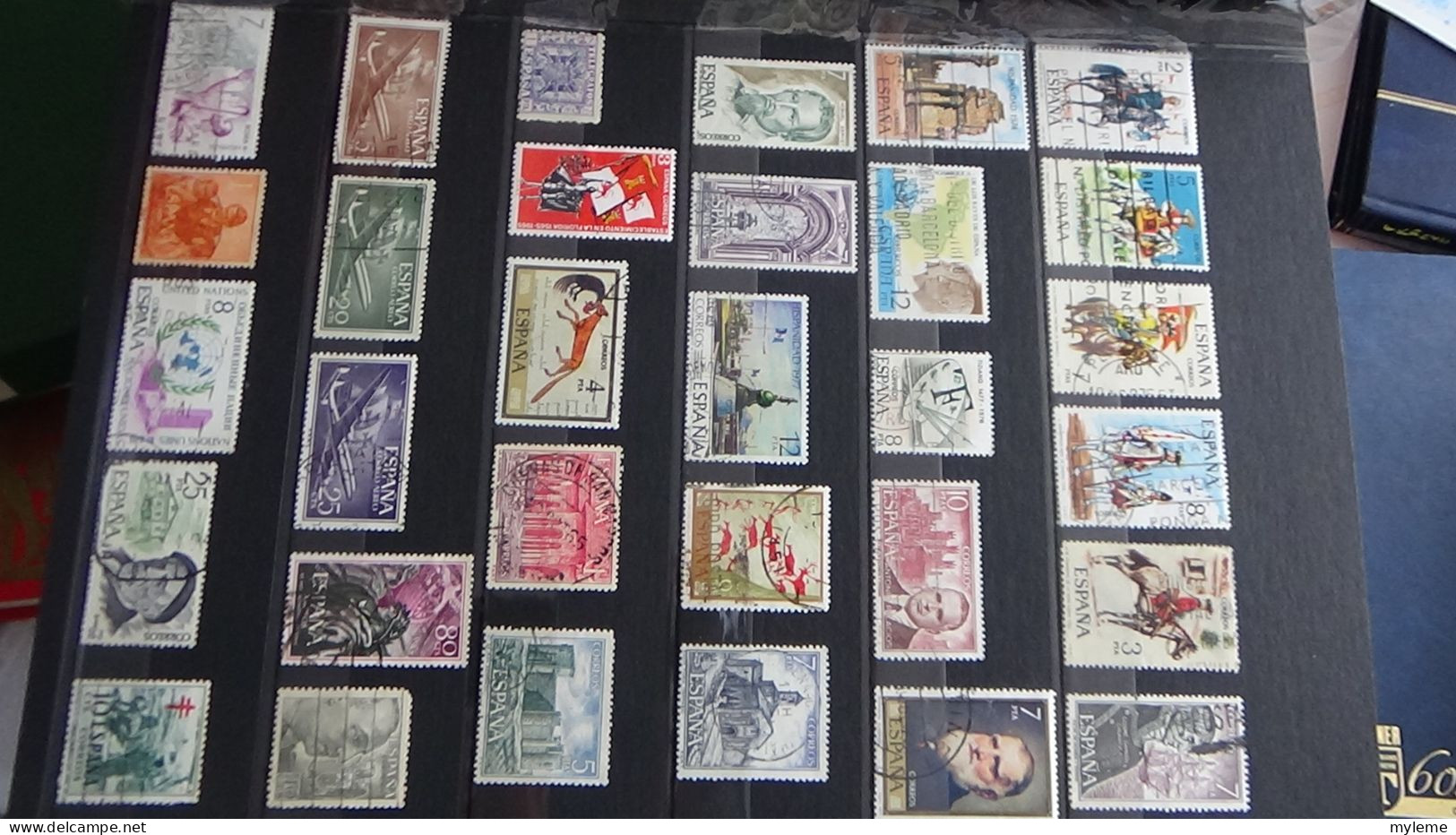 AZ147 Album de timbres oblitérés et *de divers pays + plaquette de timbres ** de France. A saisir !!