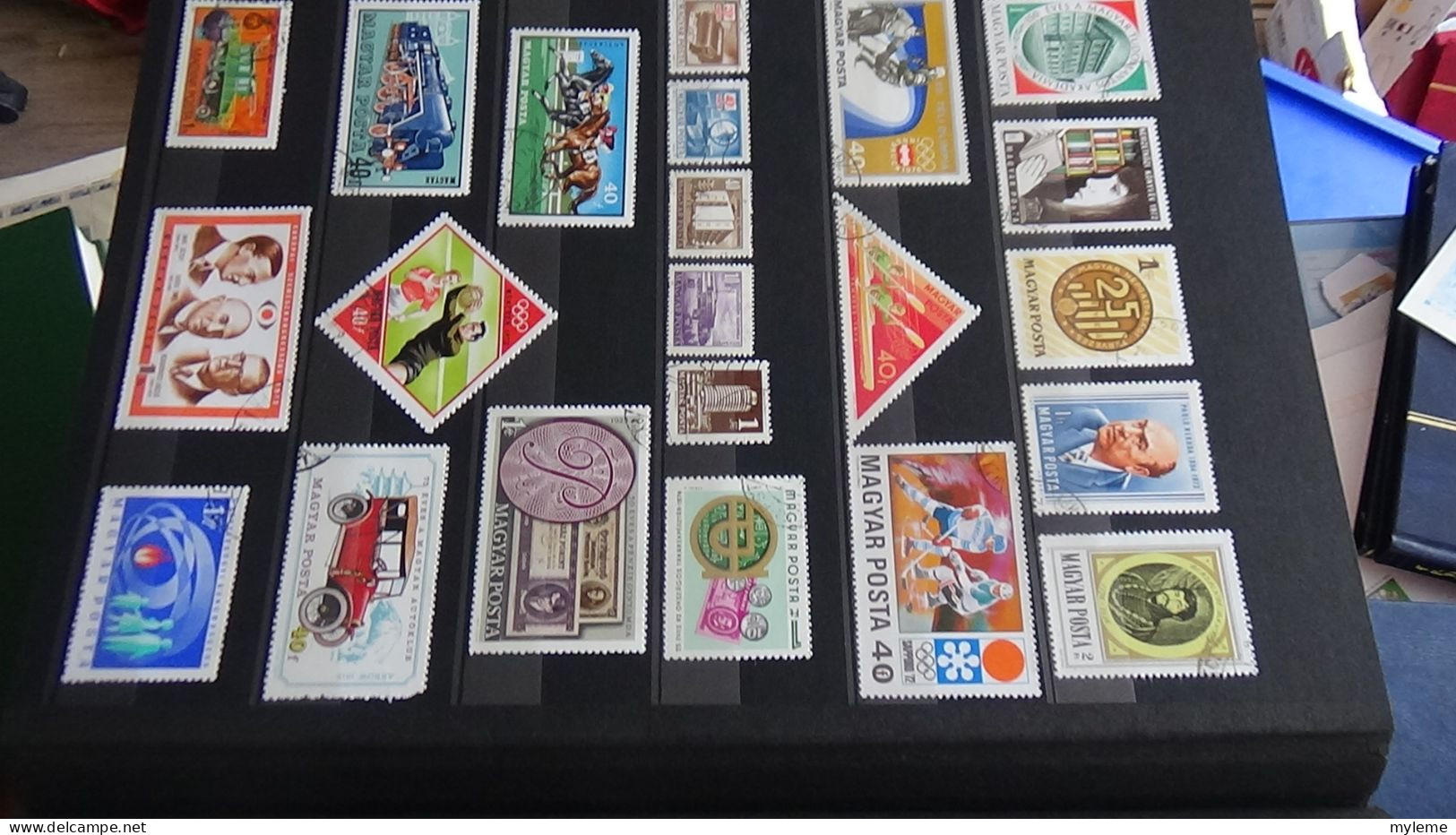 AZ147 Album de timbres oblitérés et *de divers pays + plaquette de timbres ** de France. A saisir !!