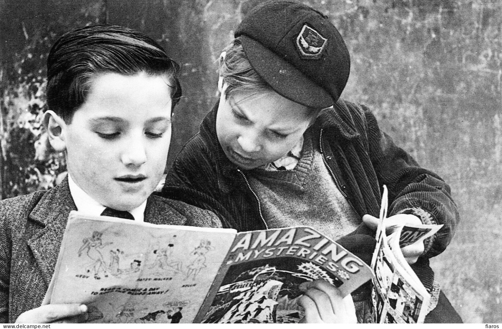 "Comics,1952" Boys Reading, The Children's Newspaper, Dandy, Beano, American GIs Influence[CPM Nostalgia Postcard Repro] - Groupes D'enfants & Familles