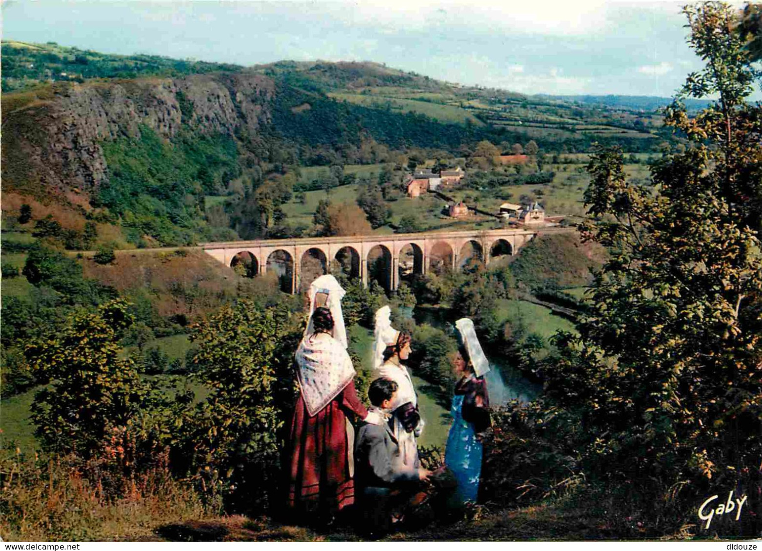 14 - Clecy - Viaduc Et Rochers Des Parcs à Clécy - Cauchoises En Visite En Suisse Normande - Blaudes Et Coëffes - Groupe - Clécy