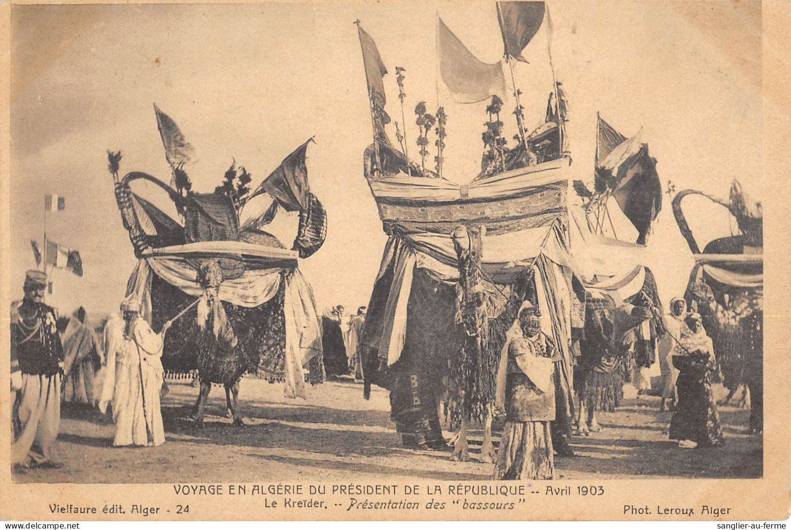 CPA ALGERIE / VOYAGE EN ALGERIE DU PRESIDENT DE LA REPUBLIQUE / AVRIL 1903 / LE KREIDER / PRESENTATION DES BASSOURS - Andere & Zonder Classificatie