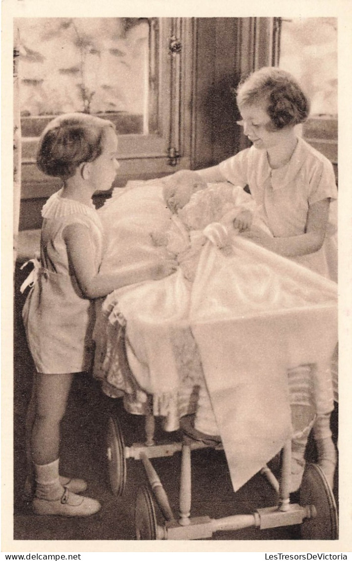 FAMILLES ROYALES - Les Enfants Royaux - Photo Lonthie - Trois Enfants - Un Bébé Dans Un Berceau - Carte Postale Ancienne - Familias Reales