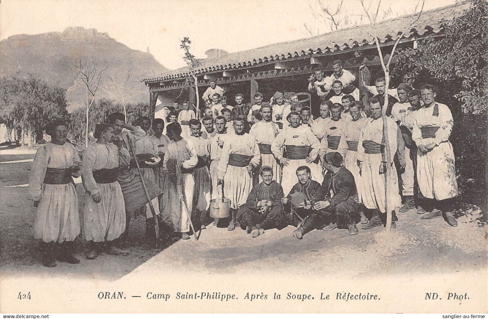 CPA ALGERIE / ORAN / CAMP SAINT PHILIPPE / APRES LA SOUPE / LE REFECTOIRE - Oran