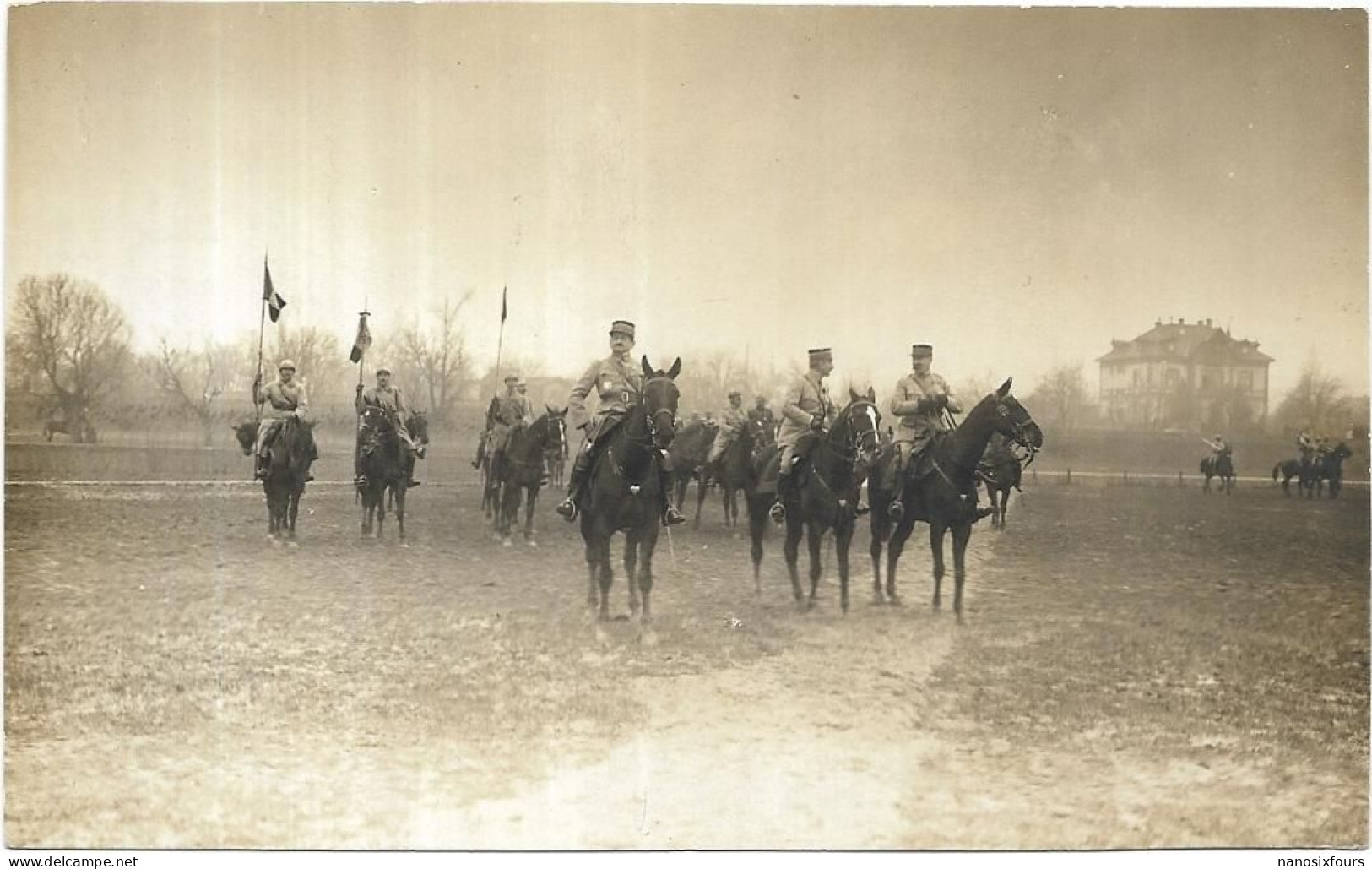 MILITARIA.  LOT DE 2 CARTE PHOTOS D UNE REVUE MILITAIRE AN 1919 LIEU A IDENTIFIER - Manoeuvres