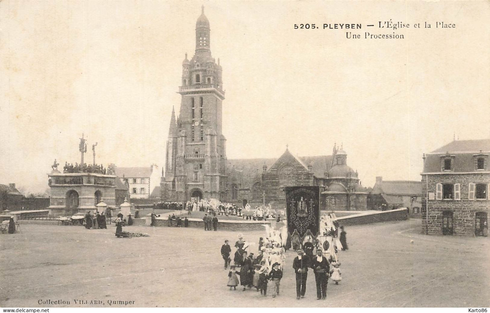 Pleyben * L'église Et La Place Du Village * Une Procession * Fête Religieuse - Pleyben