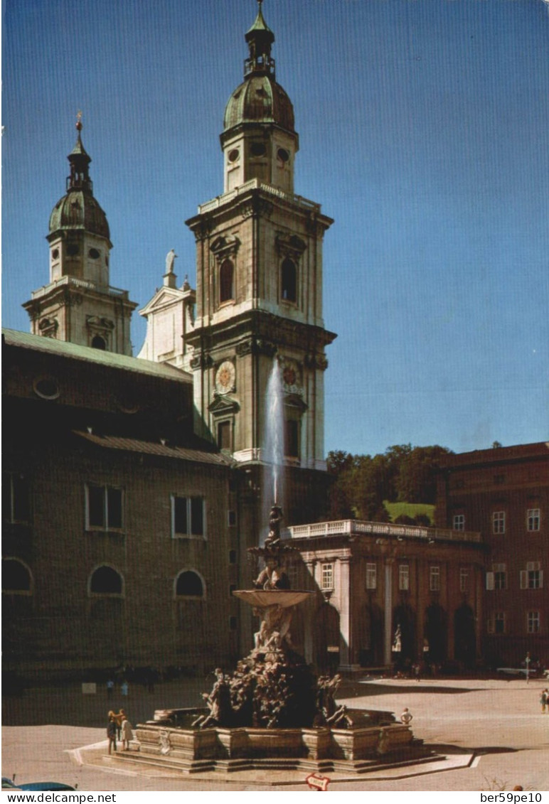 AUTRICHE FESTPIELSTADT SALZBURG RESIDENZPLATZ MIT RESIDENZBRUNNEN UND DOM - Salzburg Stadt