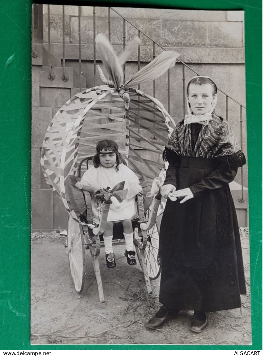 Carte Photo ,  Jeune Fille Dans Une Poussette Décorée - Scènes & Paysages