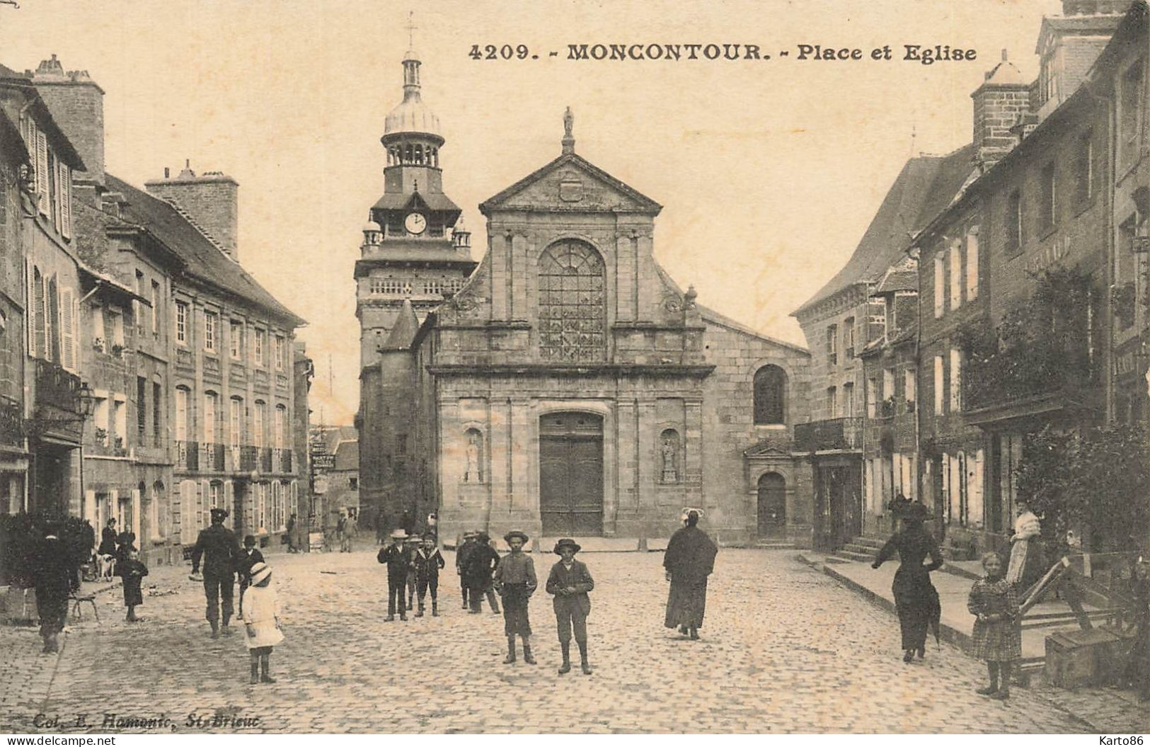 Moncontour De Bretagne * Place Et église Du Village * Villageois - Moncontour