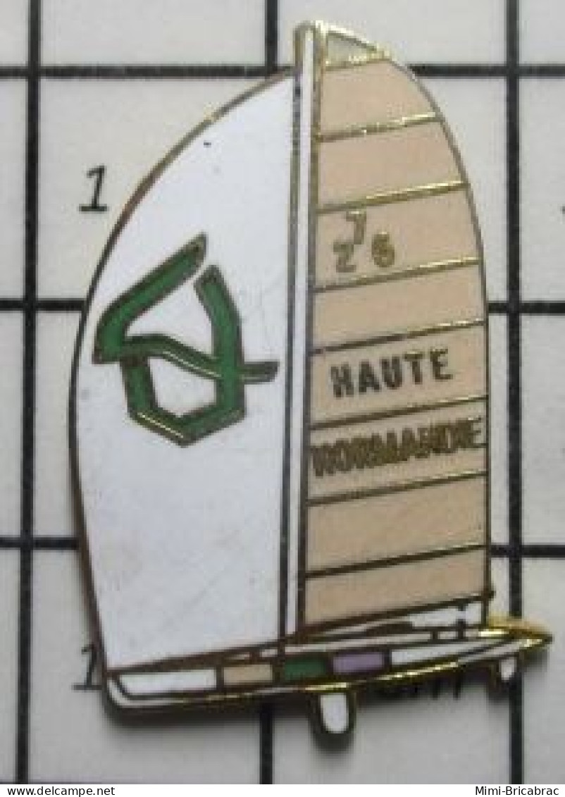 1920 Pin's Pins : Rare Et Belle Qualité / BATEAUX / VOILIER F276 HAUTE NORMANDIE REGATE COURSE  Par CAROLINE LISFRANC - Segeln