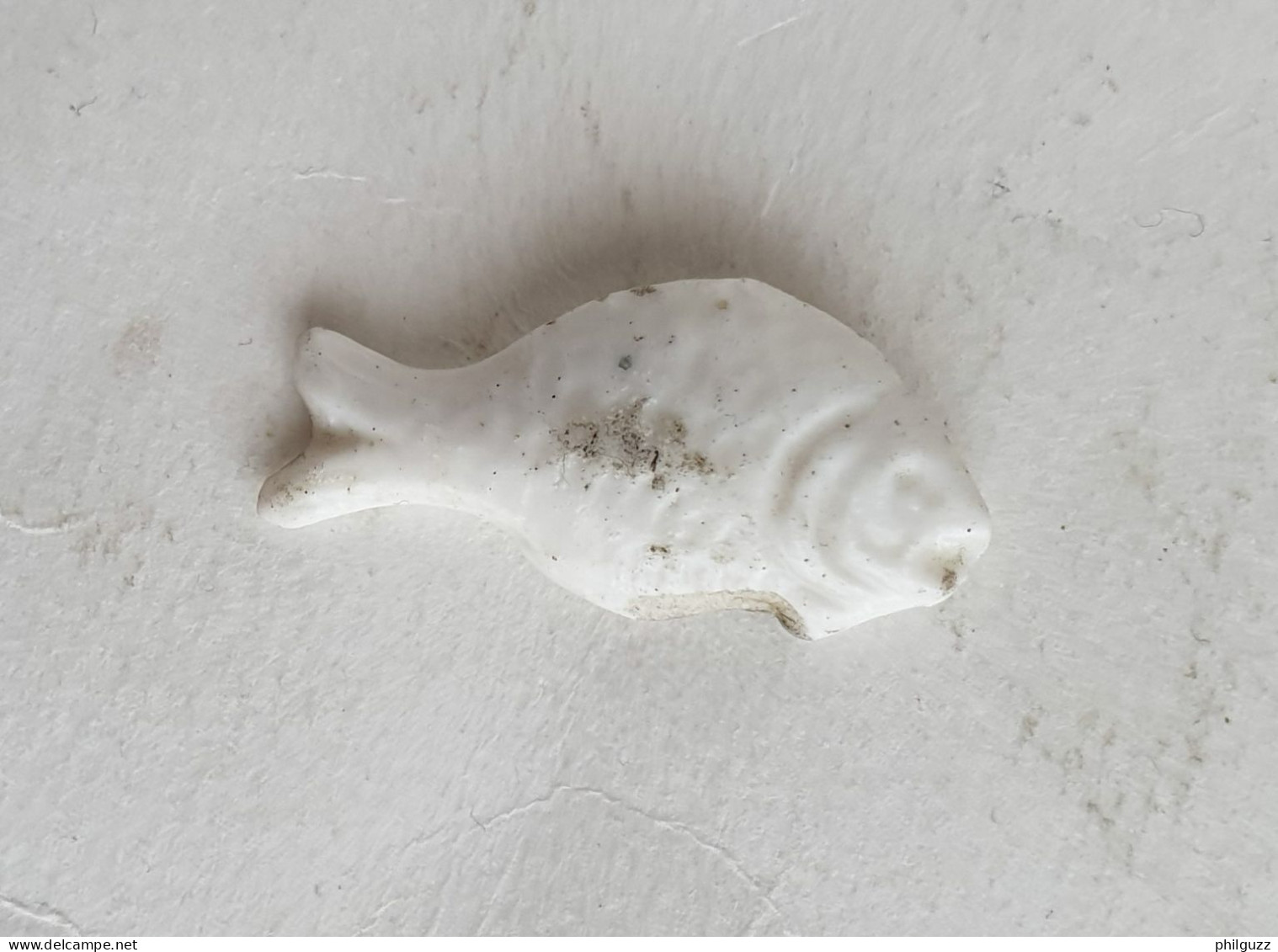 FEVE ANCIENNE  EN PORCELAINE BLANCHE EMAILLEE LAPLAGNE - POISSON LIMANDE 32 - Anciennes