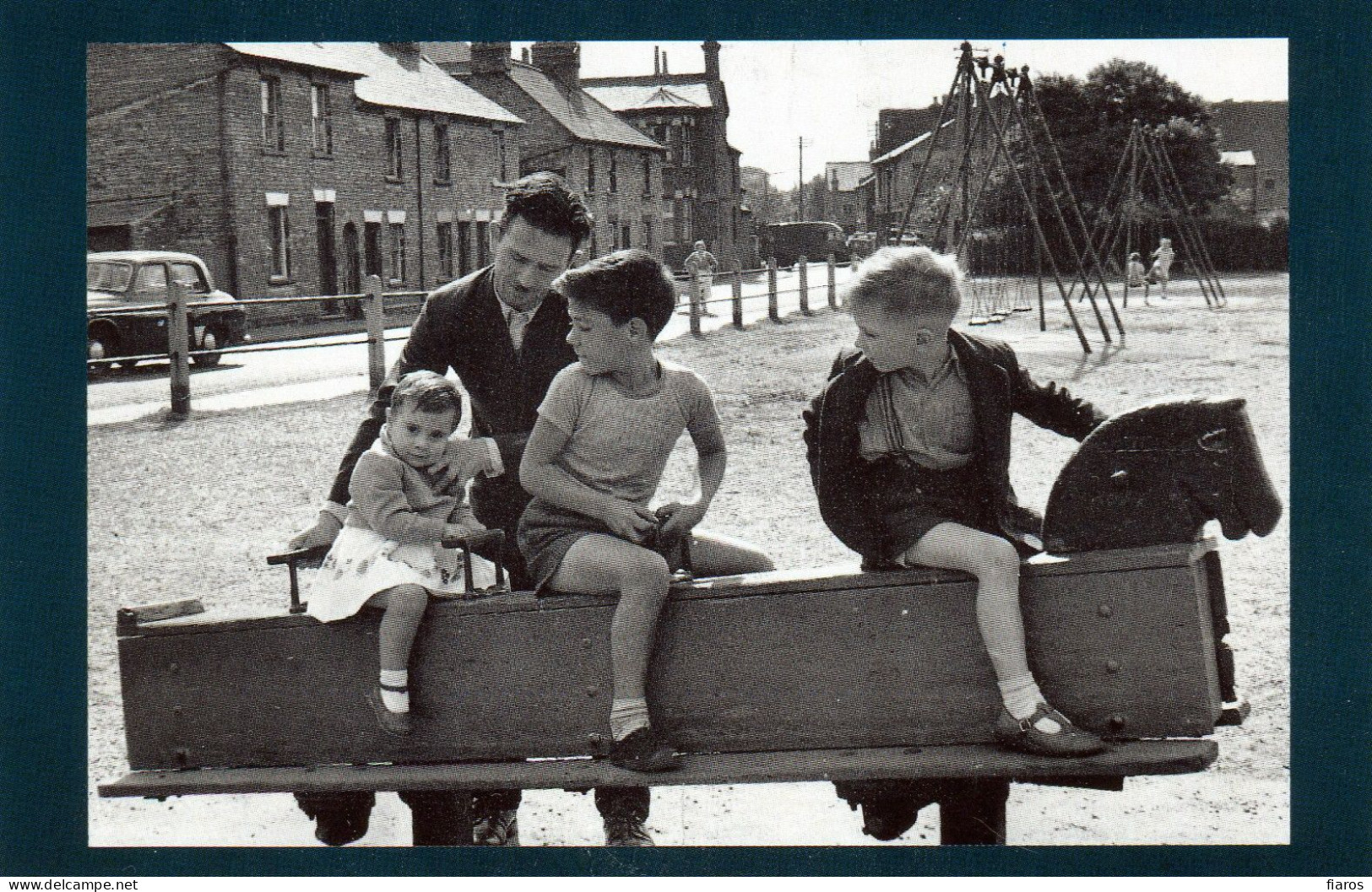 "Italian Immigrants, 1955" Families, Southern Italy Farmlands, Work, Brickfields, Bedfordshire [CPM Nostalgia Postcard] - Children And Family Groups