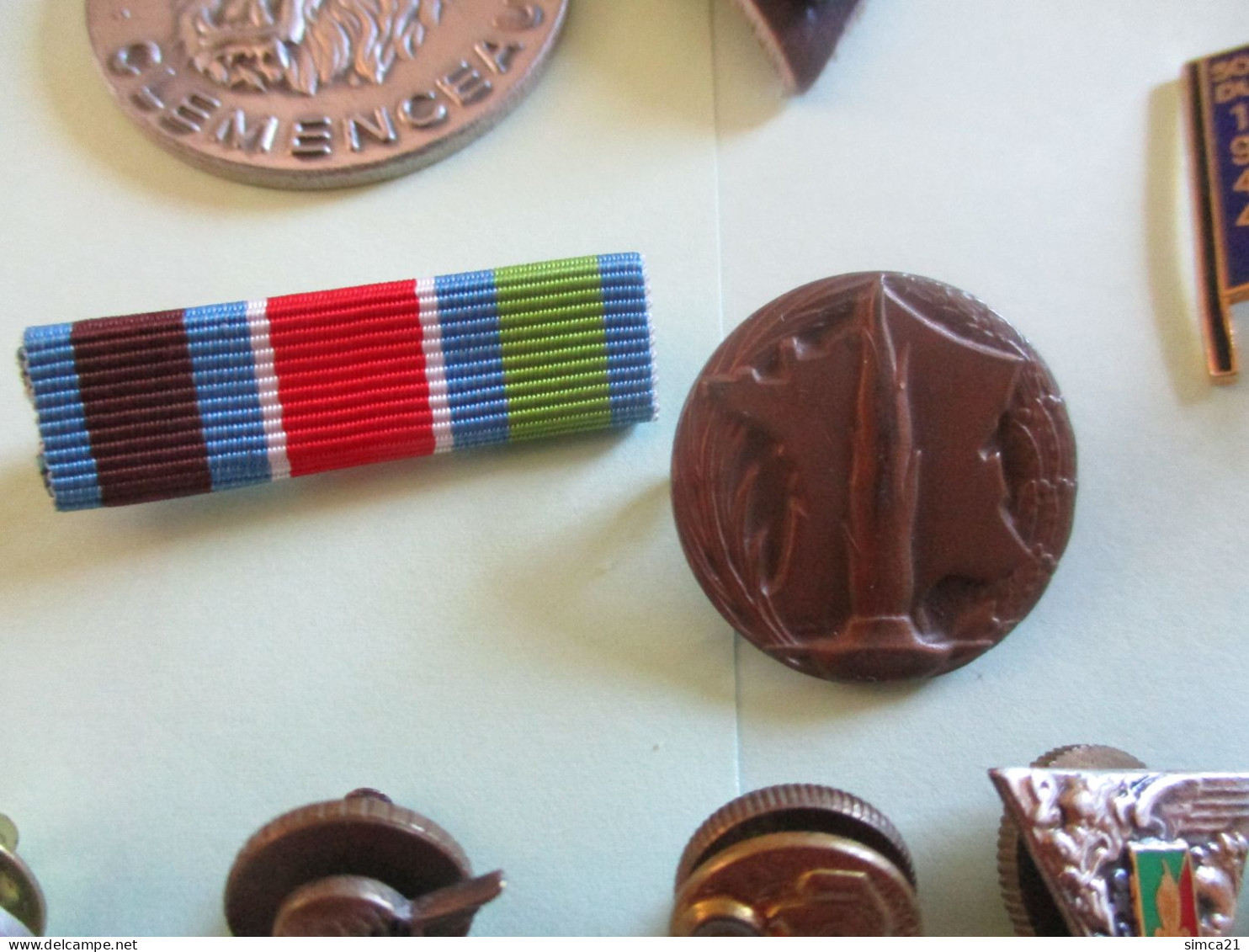 LOT INSIGNES MILITAIRES DIVERS