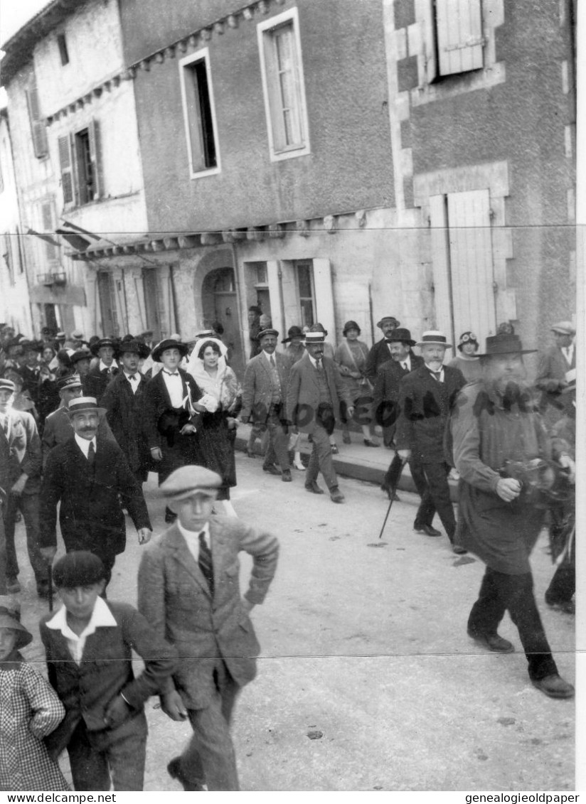 87- ST SAINT JUNIEN- SAINT GERMAIN CONFOLENS-   JEAN TEILLIET  A LA VIELLE - SUZANNE LEGER- TIRAGE PHOTO D UN NEGATIF - Personas