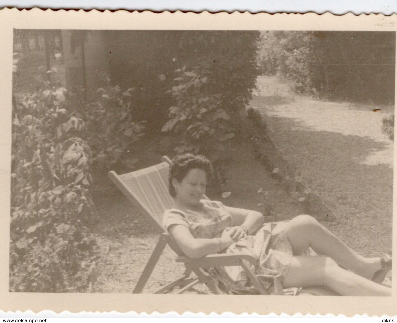 PHOTO- CARTE-ORIGINALE-UNE JEUNE FEMME FEMME ASSIS SUR UNE CHAISE LONGUE - Personas Anónimos