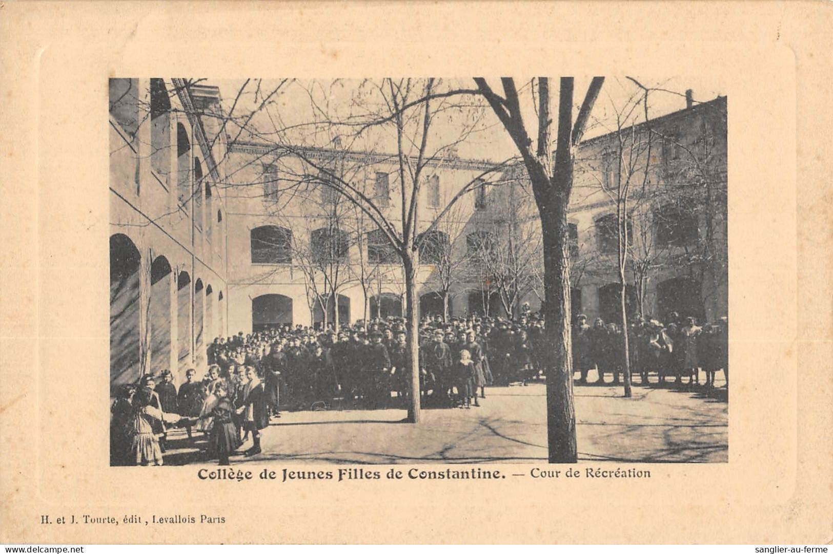 CPA ALGERIE / CONSTANTINE / COLLEGE DE JEUNES FILLES DE CONSTANTINE / COUR DE RECREATION / Rare - Constantine