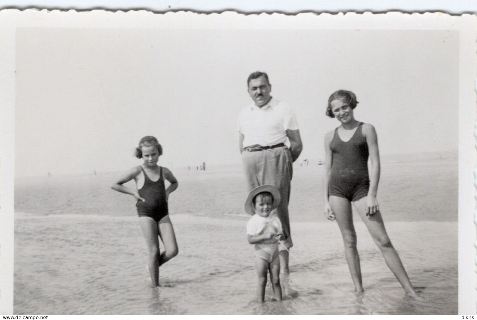 PHOTO--ORIGINALE-UNE FAMILLE A LA PLAGE - Personas Anónimos