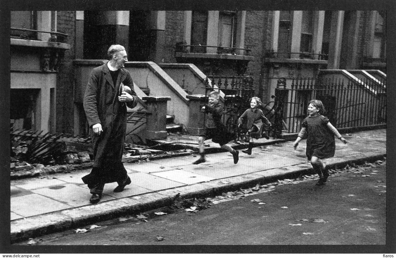 "London's East End, C.1954" Parson, Flock, Children Running, Family, Urban Slum Dwellings, WWII [CPM Nostalgia Postcard] - Groepen Kinderen En Familie