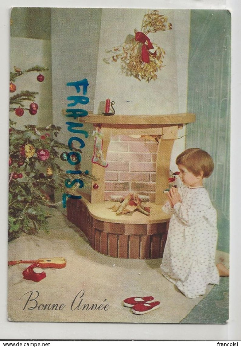 Vintage. Petite Fille Qui Prie Devant Le Sapin De Noël. 1963 - Scènes & Paysages