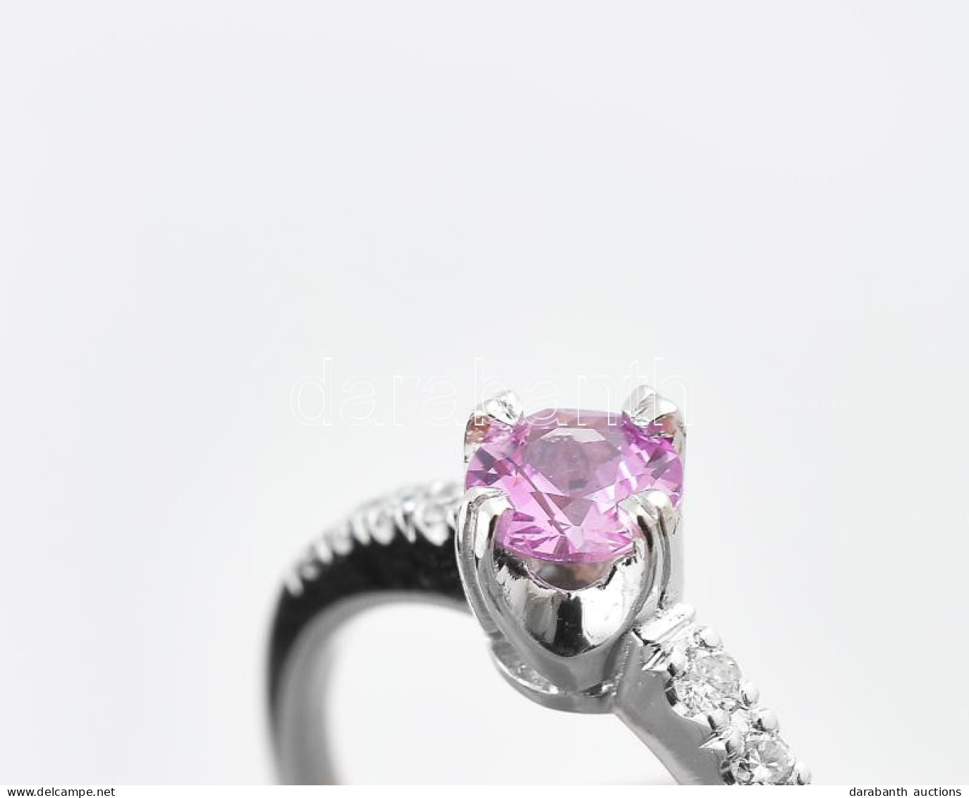 14k Fehérarany Eljegyzési Gyűrű Zafírral 0,32ct , Brilliáns Csiszolású Gyémánttal 0,1ct Pink TWWSI, 2 G, M: 51,5. Új, Ta - Autres & Non Classés