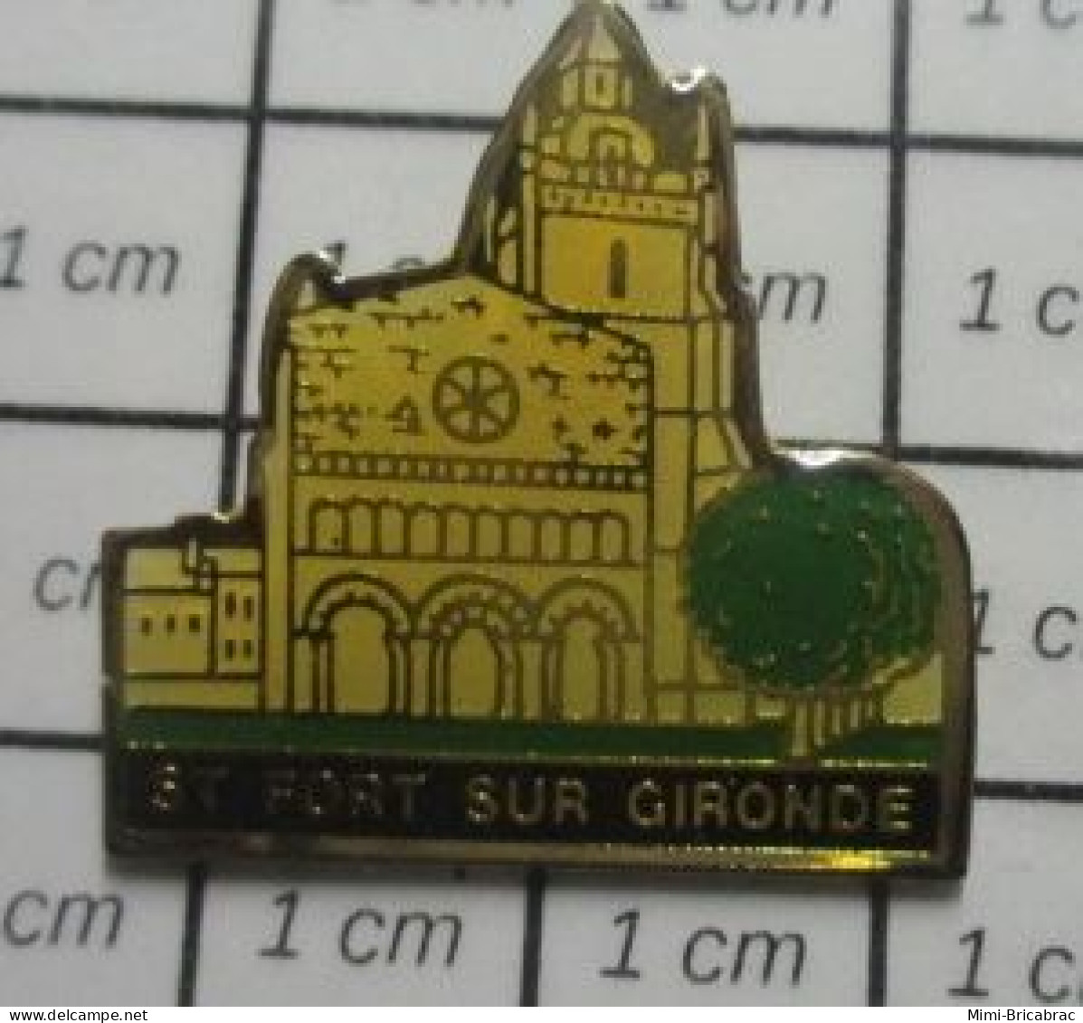 1920 Pin's Pins / Beau Et Rare / VILLES / ST FORT SUR GIRONDE EGLISE - Ciudades