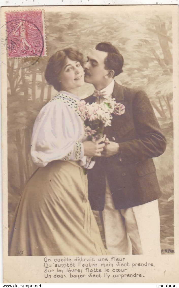 COUPLES. CPA.. SÉRIE DE 4 CARTES . " LA MAIN DANS LA MAIN "  . ANNÉE 1906 + TEXTE - Couples