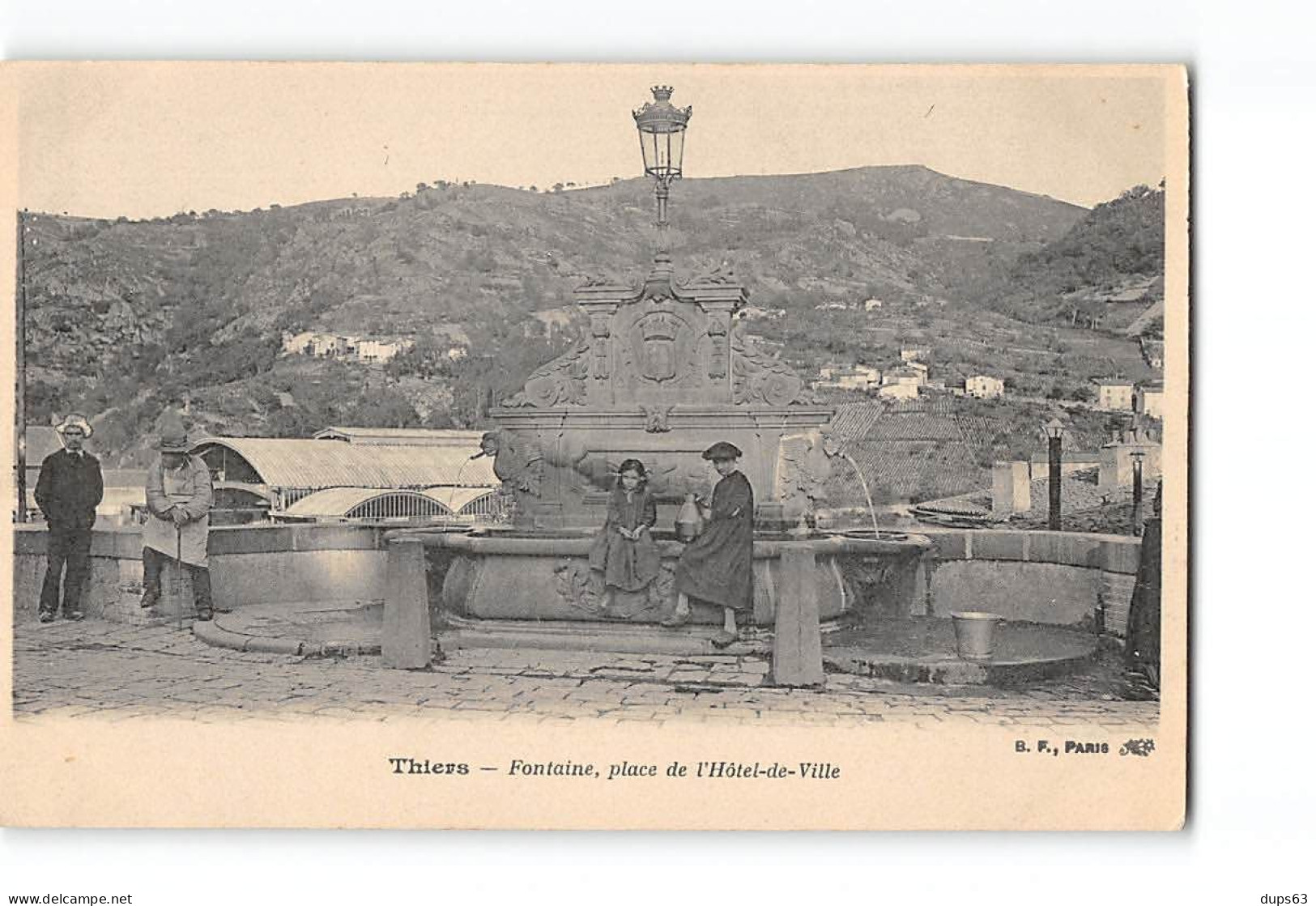 THIERS - Fontaine - Place De L'Hôtel De Ville - Très Bon état - Thiers