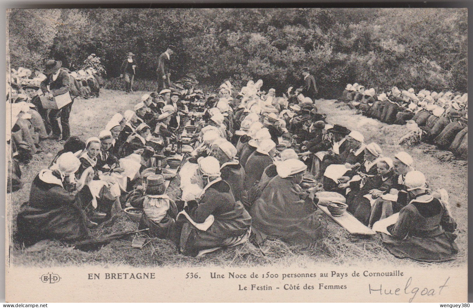 29 HUELGOAT  Une Noce De 1500 Personnes Au Pays De Cornouaille  Le Festin -Côté Des Femmes SUP PLAN Env. 1910 RARE - Huelgoat