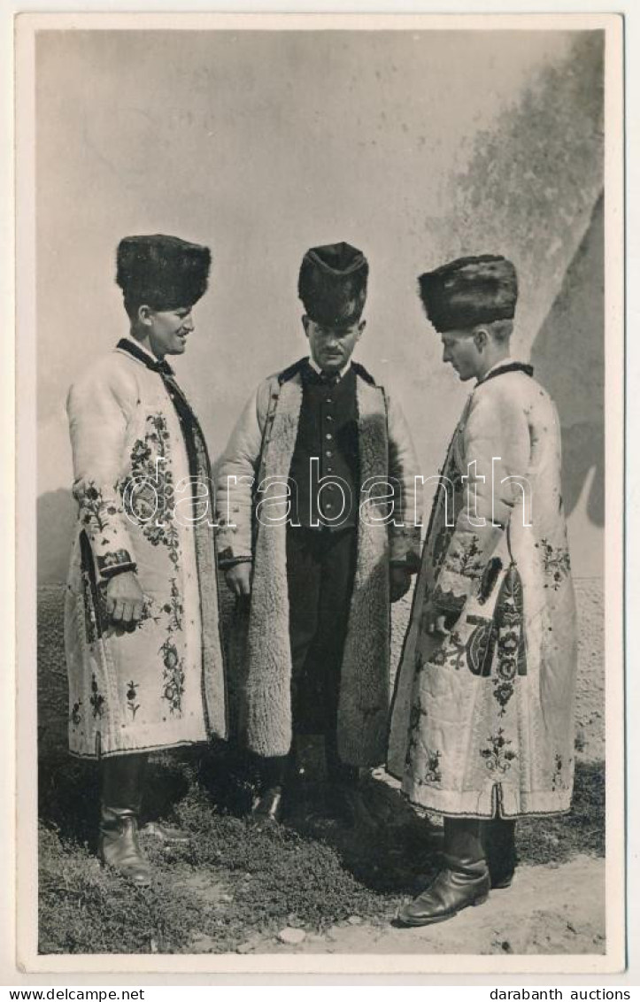 * T2 Zágor, Rode, Roden, Zagar; Tarani Sasi In Cojocul De Biserica / Sächsische Bauern Im Kirchenpelz / Erdélyi Folklór  - Non Classés