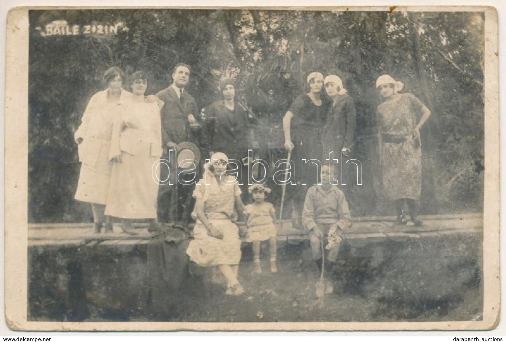 * T4 1925 Zajzon, Zaizon-fürdő, Zajzonfürdő, Baile Zizin; Csoportkép / Group Photo (lyukak / Pinholes) - Non Classés