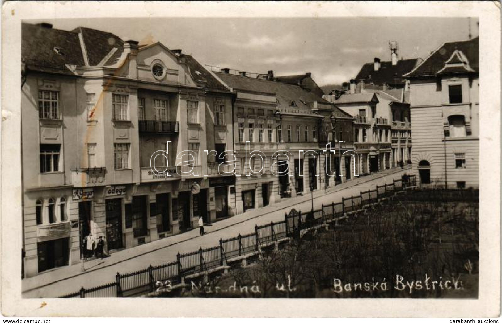 T2/T3 1933 Besztercebánya, Banská Bystrica; Národná Ul. / Utca, Bank, üzletek / Street View, Bank, Shops (kis Szakadás / - Ohne Zuordnung