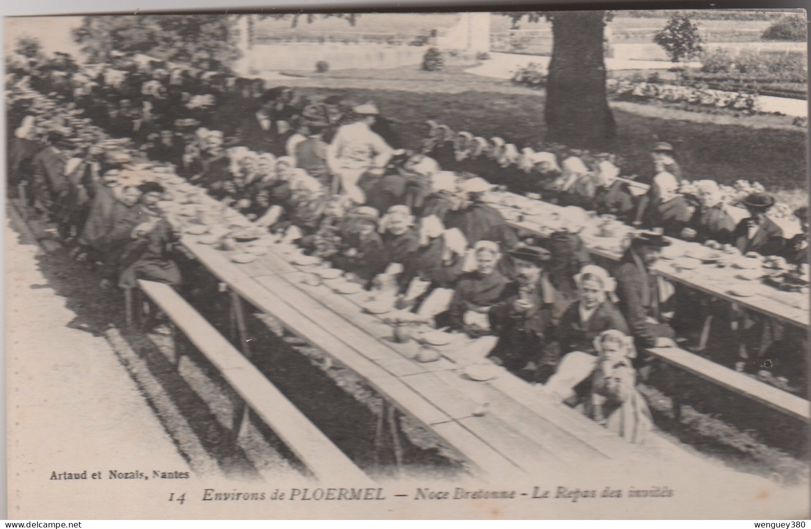 56 PLOERMEL Env.  Noce Bretonne -Le Repas Des Invités   SUP PLAN.  Env. 1920.       RARE - Ploërmel